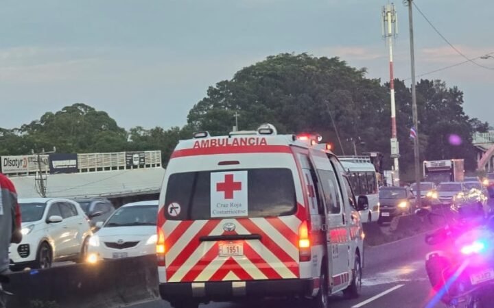 Hombre de 65 años murió atropellado en la autopista General Cañas