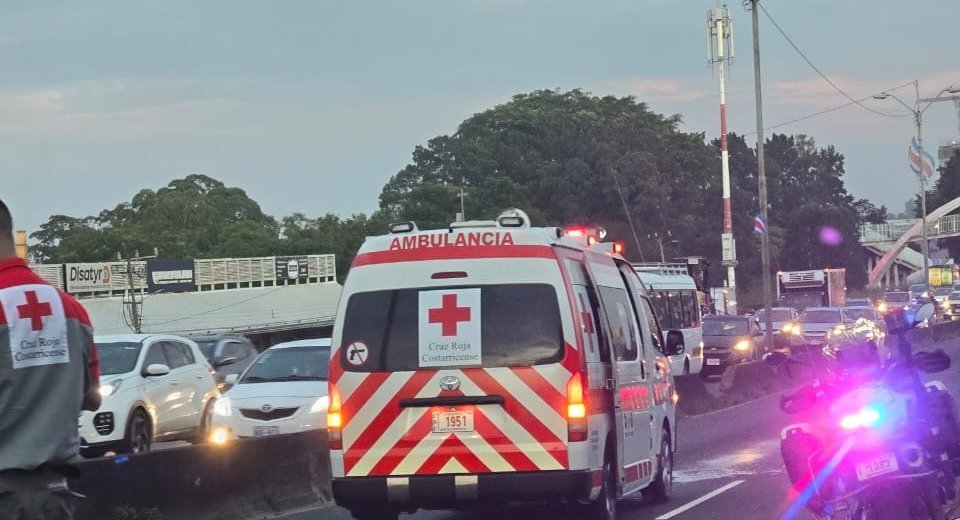 Hombre de 65 años murió atropellado en la autopista General Cañas