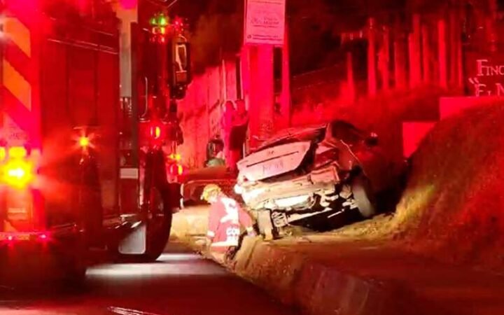 Dos hombres murieron tras chocar contra postes del tendido eléctrico en San José
